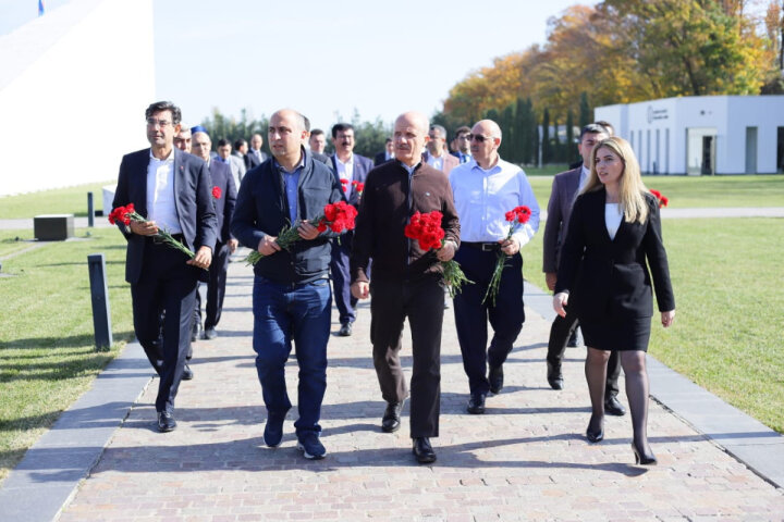 Erol Özvar Qubada Soyqırım Memorial Kompleksini ziyarət edib