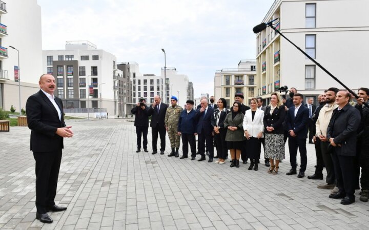 Prezident Füzuliyə köçmüş sakinlər və rayon ictimaiyyətinin nümayəndələri ilə görüşüb -