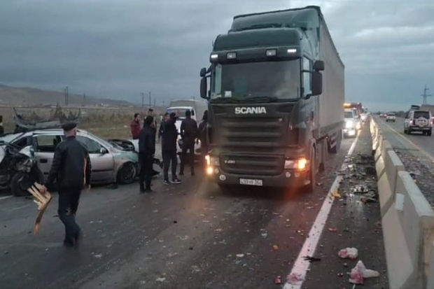 Bakı-Quba yolunda maşın betona çırpıldı, tıxac yarandı