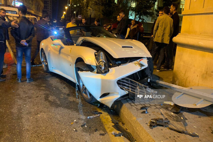 Bakıda "Prius"la "Ferrari" toqquşdu, xəsarət alanlar var -