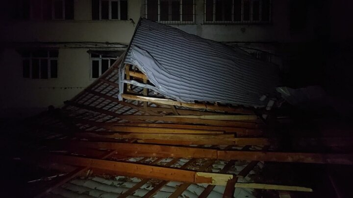 Külək Gəncədə yaşayış binasının dam örtüyünü uçurdu...