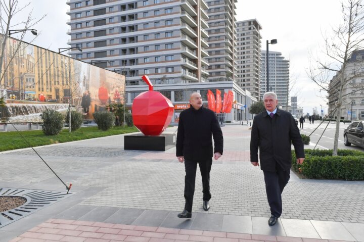 İlham Əliyev Bakı Ağ Şəhərin Mərkəzi Park Kvartalında tikinti, abadlıq işləri və Ofis binasında yaradılan şərait ilə tanış olub -