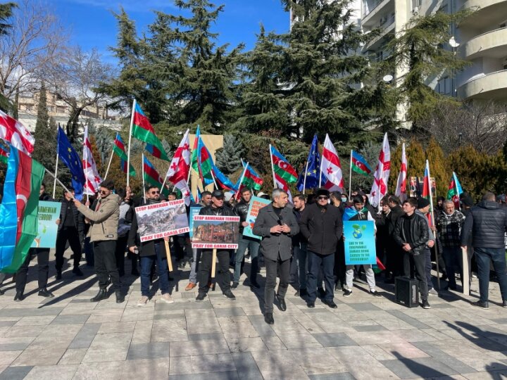 Gürcüstandakı soydaşlarımız Avropa İttifaqının Tbilisi ofisinin önündə etiraz aksiyası təşkil ediblər