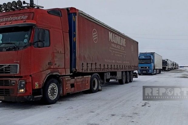 Bakı - Quba magistralında yük maşınları yolda qalıb -