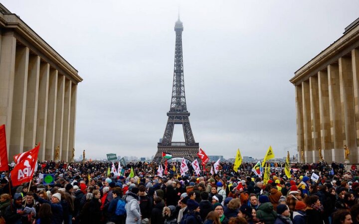 Parisdə minlərlə insan Eyfel qülləsi yaxınlığında aksiya keçirir