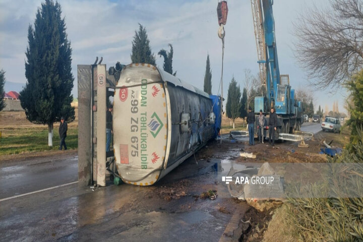 Samuxda yanacaq daşıyan maşın aşıb