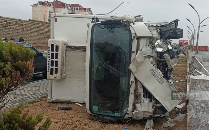 Sumqayıtda "Prius"la toqquşan yük maşını aşıb -