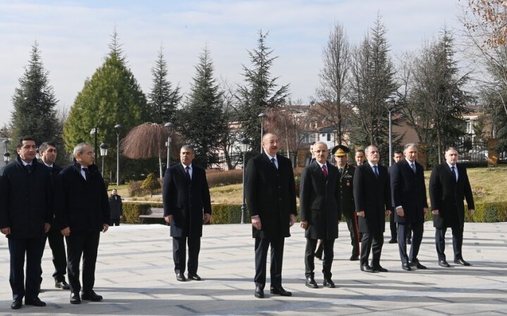 Prezident Ankarada Ulu Öndər Heydər Əliyevin abidəsini ziyarət edib -