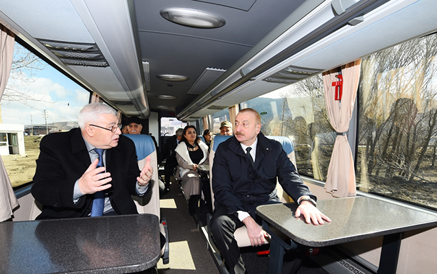 Prezident İlham Əliyev sakinlərlə eyni avtobusda