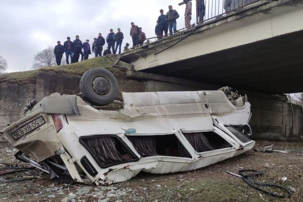Xaçmazda mikroavtobus körpüdən aşdı: Xəsarət alan var