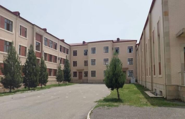 Məcburi köçkün məktəbinə yerli şagirdlərin qəbul edilməməsinə aydınlıq gətirilib