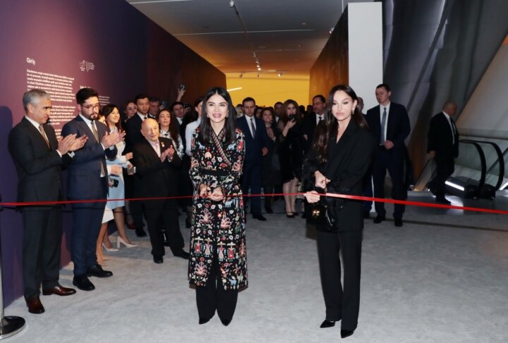 Mehriban Əliyeva Saida Mirziyoyeva ilə sərgi açılışında -
