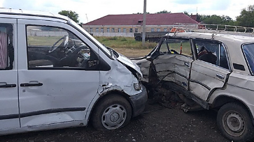 Tovuzda mikroavtobus minik maşını ilə toqquşdu