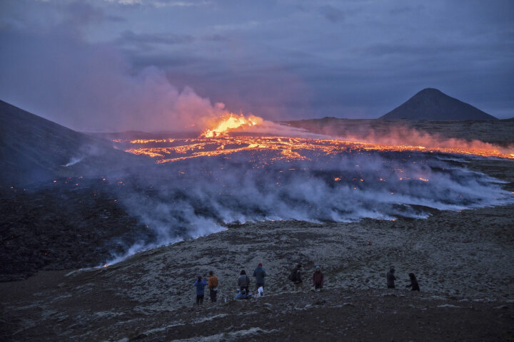 İslandiyada vulkan püskürüb -