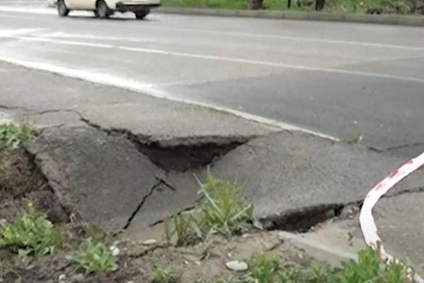 Mingəçevirdə avtomobil yolu və səki çökdü -