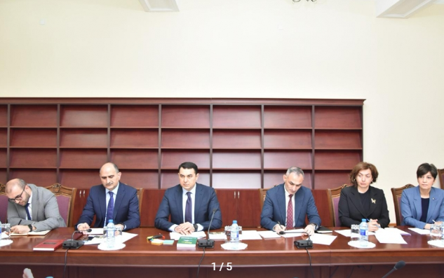 Mədəniyyət naziri Bakıda vətəndaşların müraciətlərini dinləyib