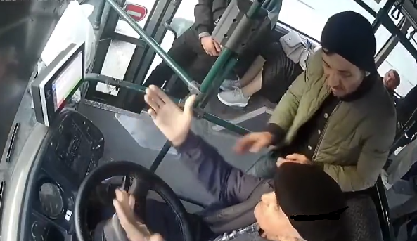 Bakıda avtobusda sərnişin yaşlı sürücünü döydü