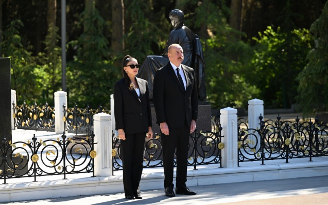 Prezident və birinci xanım Ulu Öndər Heydər Əliyevin məzarını ziyarət ediblər -