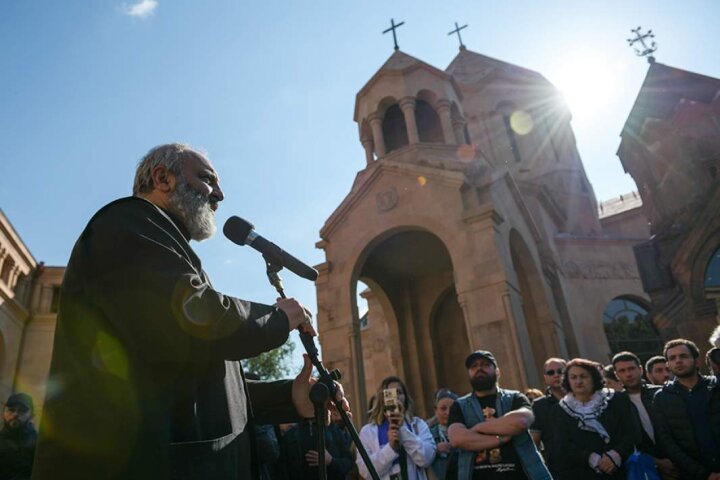 Ermənistan hökuməti Qalstanyana və digər din xadimlərinə xəbərdarlıq etdi: