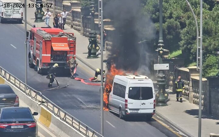 Bakıda hotelin qarşısında mikroavtobus yandı -