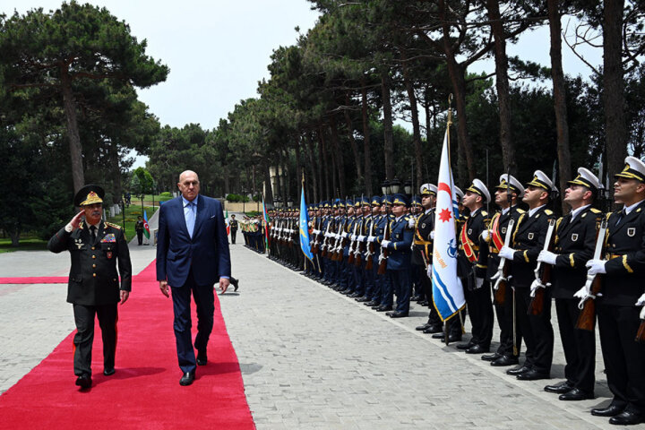 Azərbaycanın müdafiə naziri italiyalı həmkarı ilə görüşüb