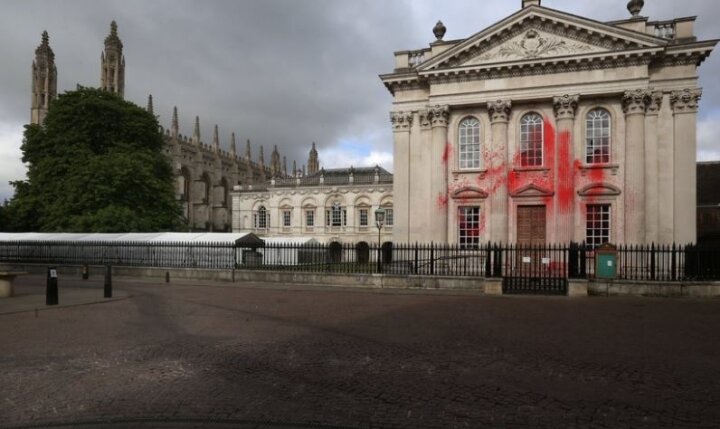 Britaniyada Fələstin tərəfdarları Kembric Universitetinin binasına qırmızı boya atıblar