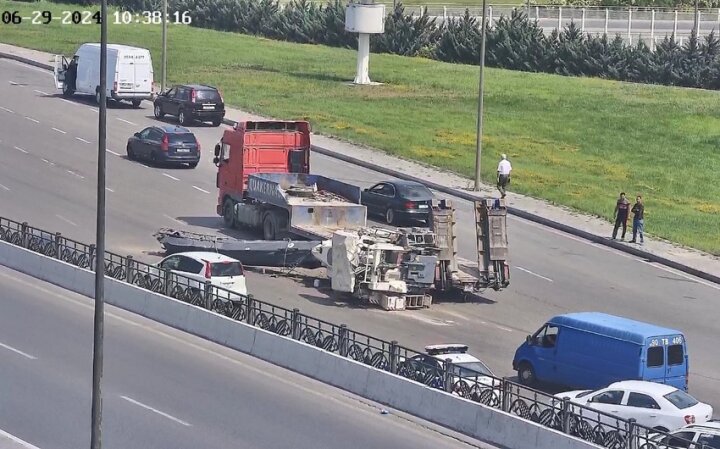 Bakıda yük avtomobilinin üzərindəki texnika yolun hərəkət hissəsinə aşıb