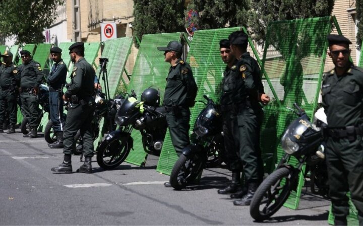 İranda polis əməkdaşlarına hücum olub -