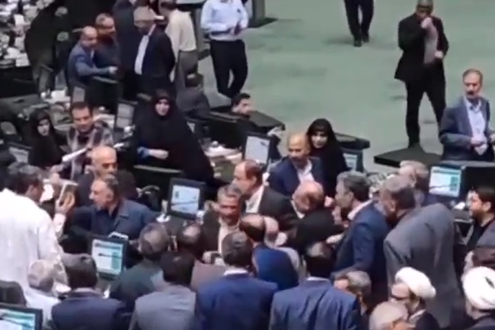 İran parlamentində gərginlik yaşanıb