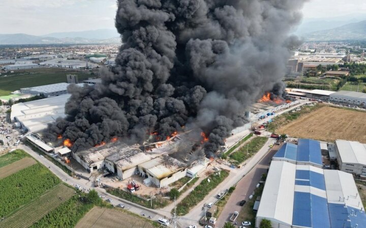 Türkiyədə fabriklərdə başlayan yanğın söndürülüb -