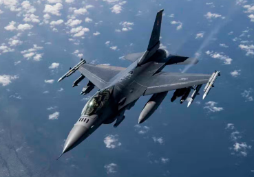 Ukrayna ilk F-16 qırıcısını itirdi