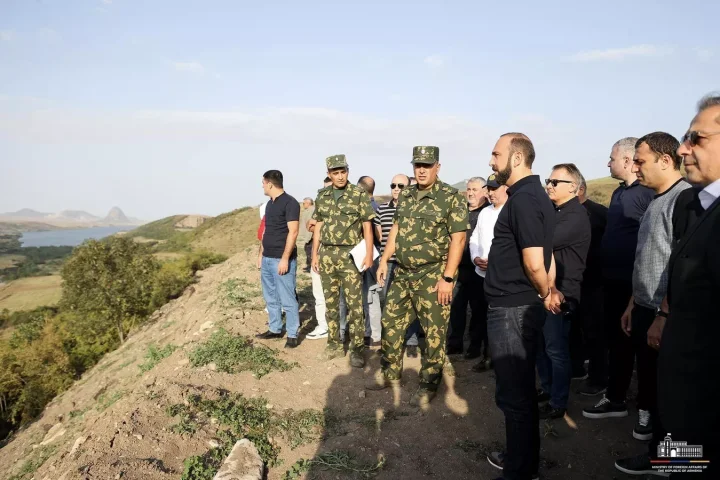 Mirzoyan Ermənistanın xaricdəki səfirlərini sərhədimizə gətirdi -