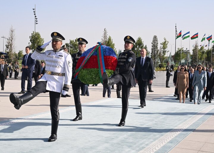 Prezident İlham Əliyev xanımı və qızı ilə Daşkənddə Müstəqillik abidəsini ziyarət etdi