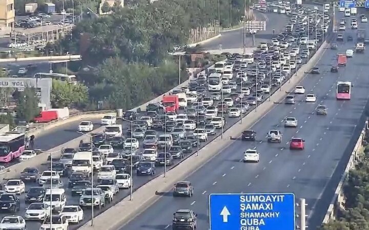 Bakının bəzi yollarında sıxlıq var -