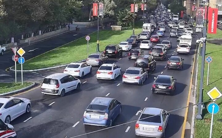 Bakının bəzi yollarında sıxlıq var -