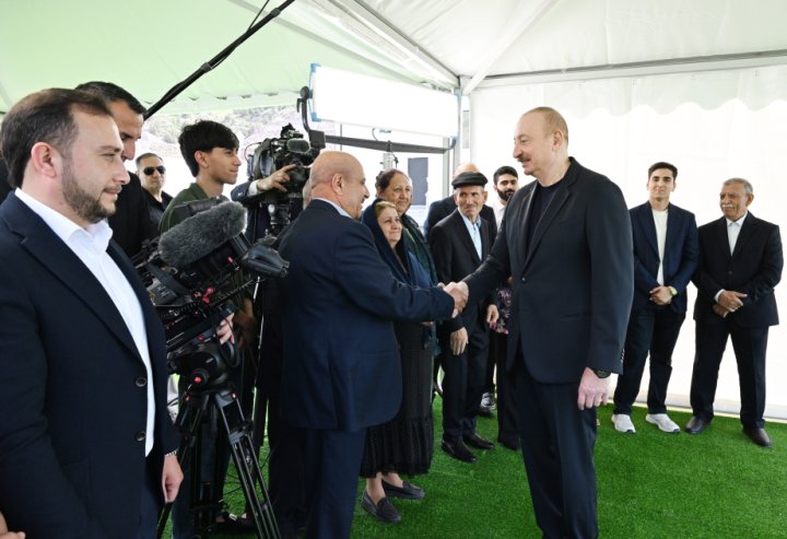 Prezident Laçının Bəylik kəndinə köçən sakinlərə evlərinin açarlarını təqdim etdi