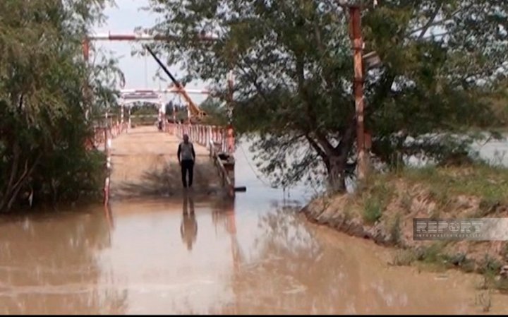 Sabirabadda körpü su altında qaldı -