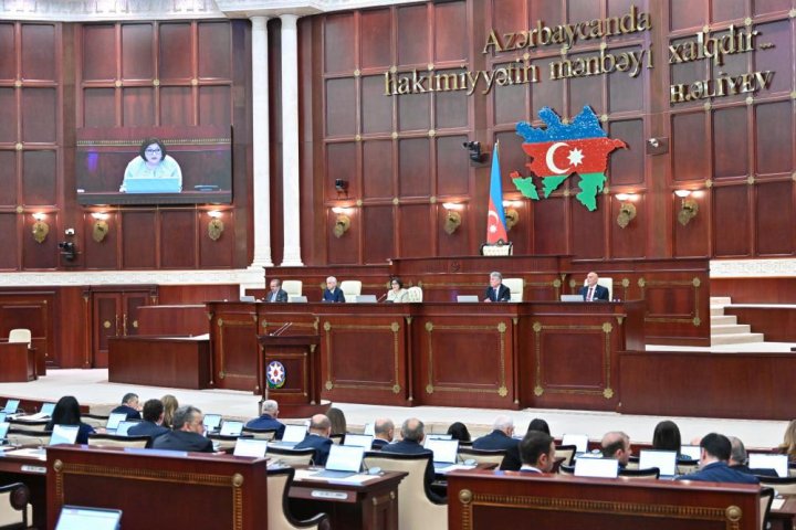 Milli Məclisin növbədənkənar sessiyasının ilk plenar iclası keçirilir: