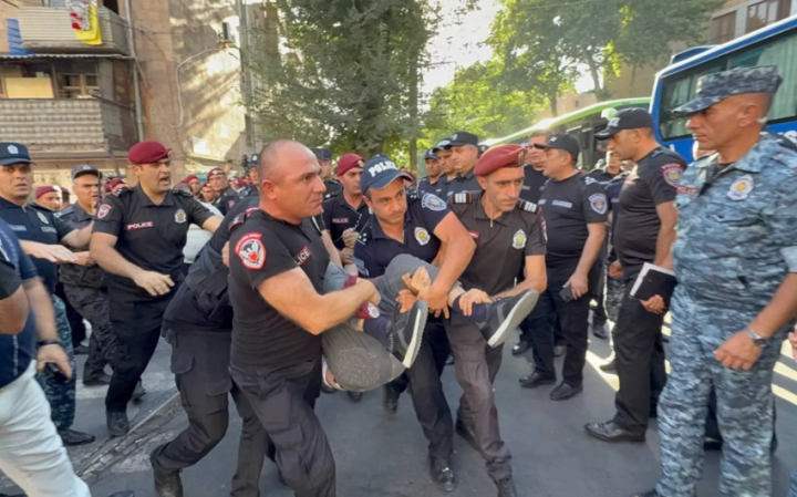 İrəvanda arxiyepiskop Mikael Acapaxyanın 20-dən çox tərəfdarı saxlanıldı