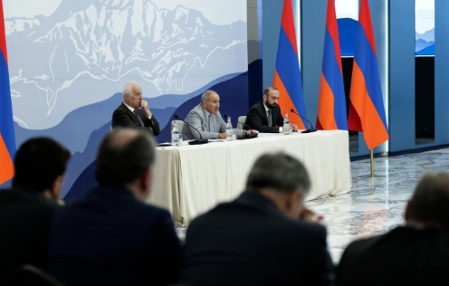 Paşinyan ölkənin Xarici İşlər Nazirliyini  "fəth etməyə" başladı –