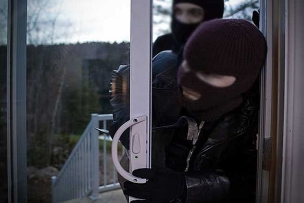 Şəmkirdə ev sahibini hədələyərək pulunu ələ keçirən şəxslər saxlanıldı