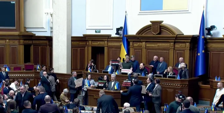 Poroşenko tərəfdarları ilə birlikdə Ali Radada tribunanı “mühasirəyə aldı” –