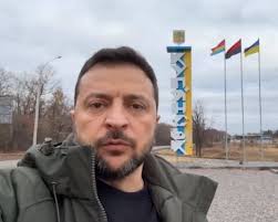 Zelenski ağır döyüşlərin getdiyi Kupyanskda olub