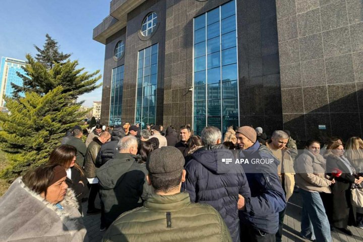 Müxtəlif rayonlardan olan stomatoloqlar TƏBİB qarşısında