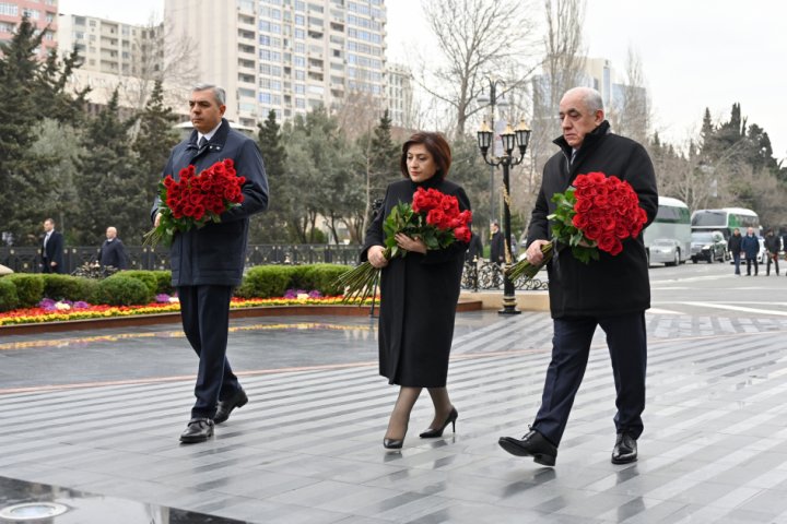 Dövlət və hökumət rəsmiləri Bakıdakı Xocalı soyqırımı abidəsini ziyarət ediblər -