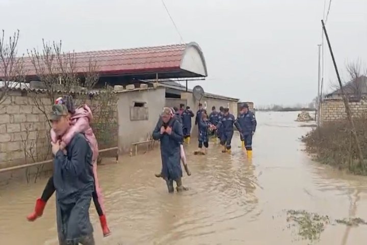 FHN: Xaçmazda evlərə su dolub, köməksiz vəziyyətdə qalan 22 nəfər təxliyə edilib -