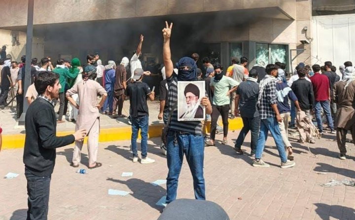 Pakistanda etirazçıların ABŞ konsulluğuna hücumu: ÖLƏNLƏR VƏ XƏSARƏT ALANLAR VAR -