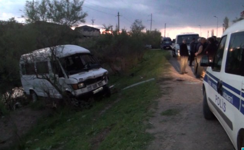 Sabirabadda şagirdləri daşıyan mikroavtobus aşdı –