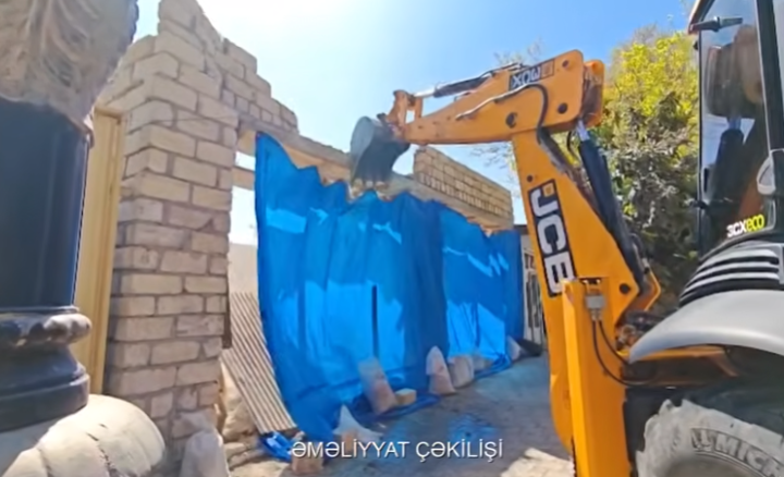 Gəncədə qanunsuz inşa olunan tikili sökülüb -