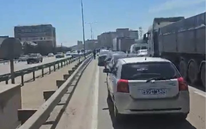 Bakı-Sumqayıt yolunda kilometrlərlə tıxac yarandıVİDEO/FOTO